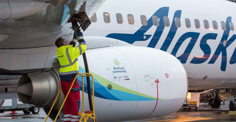 Swissport fuel manager Jarid Svraka fuels an Alaska Airlines flight powered with a 20 percent blend of forest-derived biofuel in Sea-Tac Washington (photo courtesy Alaska Airlines).