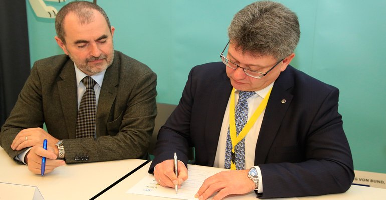 Josef Plank, President of the Austrian Biomass Association and Remigijus Lapinskas, President of the World Bioenergy Association, signing the Graz Declaration (photo courtesy ABA).