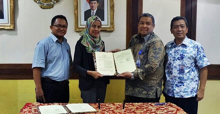 The Memorandum of Understanding (MoU) was signed February 7 by Djoko Saputro, CEO of PJT II Jakarta, and Lina Moeis, Executive Director of Rumah Energi at the Representative Office of Perum Jasa Tirta II (PJT II) in Jakarta, Indonesia (photo courtesy BIRU).