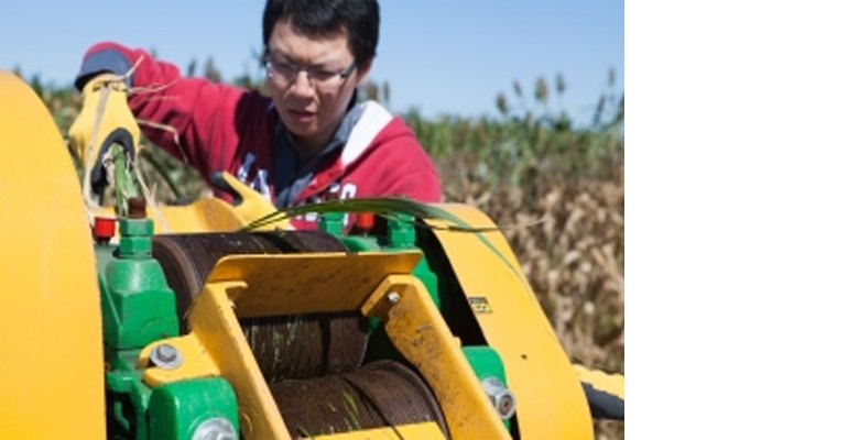 Haibo Huang, an assistant professor at the Virginia Polytechnic Institute and State University, squeezes bio-oil out of PETROSS sugarcane to process into biodiesel (photo courtesy PETROSS project).