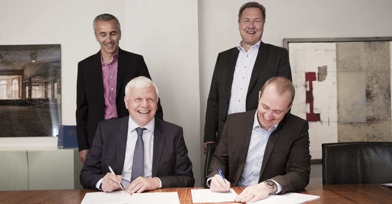Per Offersen, CEO Kosan Gas Nordic, and Mattias Backmark, Head of Business Development, Preem, seal the deal under the supervision of Donald Groth, Director Corporate Development UGI Corporation, and Peter Andersson, Head of Energy, Preem (photo courtesy Preem).