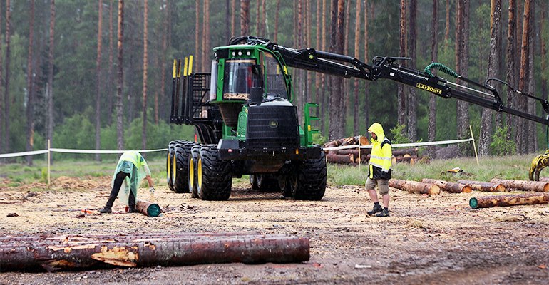 Apart from chippers, grinders, and shredders, the only large-scale forest machines at SkogsElmia 2019 were found in the forwarder competition.