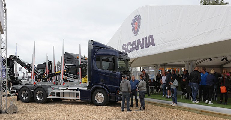 According to Scania, the new 540 hp DC13 166 engine is primarily intended for applications and customers where lots of power and drivability are in demand while weight sensitivity or limitations such as front-axle loads hinder the use of Scania’s slightly heavier V8 engines which start at 520 hp. News of the new engine option generated much interest amongst Swedish timber hauliers that visited the Scania stand at the Mittia Skogstransport tradeshow in Ljusdal that opened August 16, 2019.