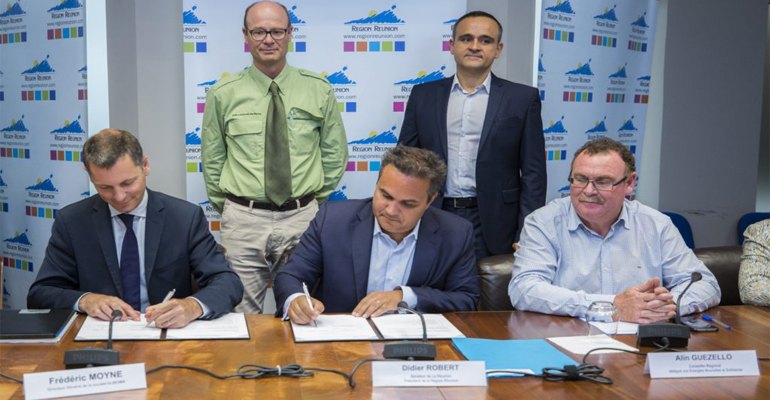 On June 7, 2017, Frédéric Moyne, Chief Executive Officer of Albioma, and Didier Robert, Regional President of Reunion Island, signed a framework agreement relating to Albioma’s contribution to Reunion Island’s multi-year energy plan covering the 2017- 2019 period. This agreement defines the Group’s objectives in terms of renewable energy production on Reunion Island (photo courtesy Albioma).